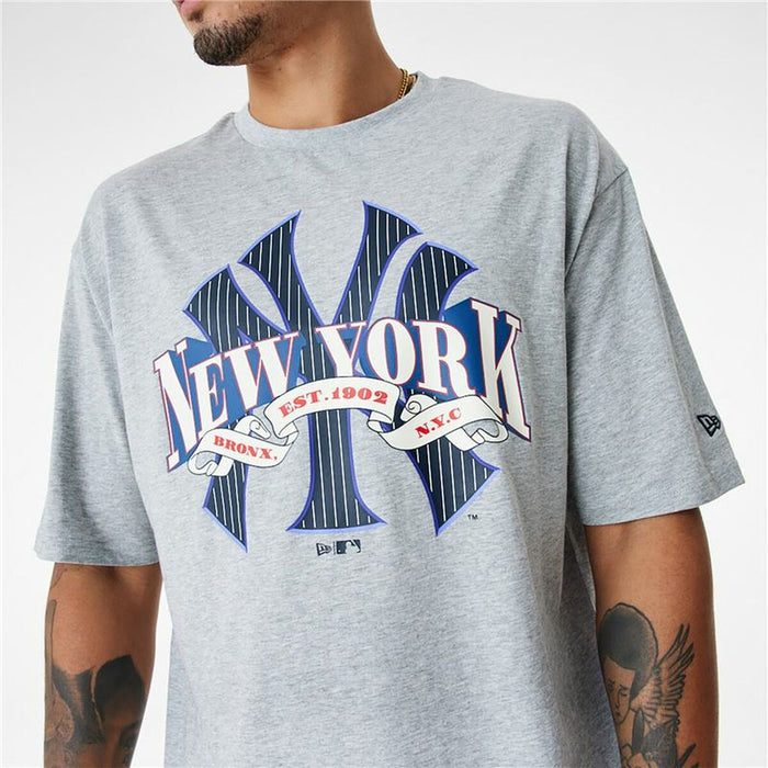 Tricou cu Mânecă Scurtă Bărbați New Era MLB Arch Graphic New York Yankees Gri deschis