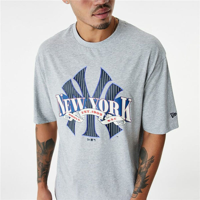 Tricou cu Mânecă Scurtă Bărbați New Era MLB Arch Graphic New York Yankees Gri deschis