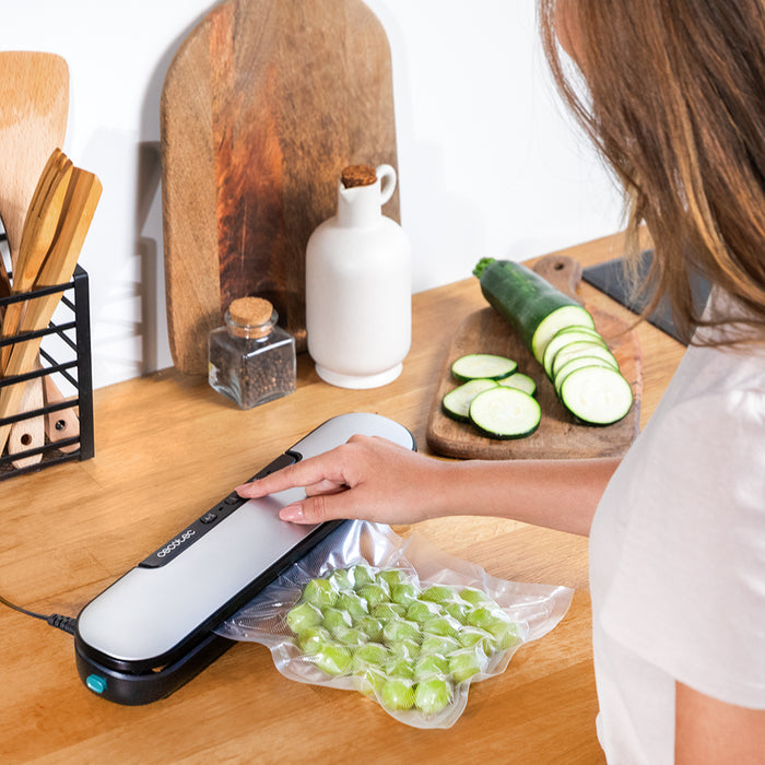 Aparat de vidat Cecotec SealVac Easy Magnetik, 90 W, lățime de sigilare 30 cm, presiune de vid 0,55 bar
