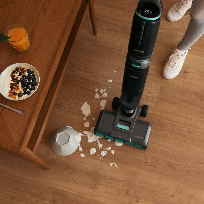 Mopă electrică Cecotec FreeGo Wash&Vacuum Spray, rezervoare de 700/750 ml, autonomie 35 min, 4,11 kg