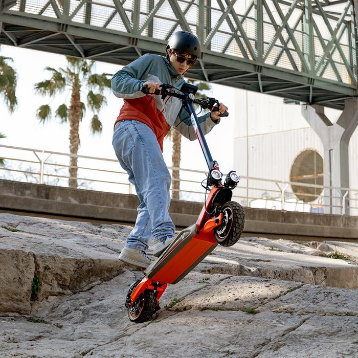 Trotinetă electrică Cecotec Bongo V70 Connected, 1500 W, autonomie până la 70 km, roți de 10 inchi