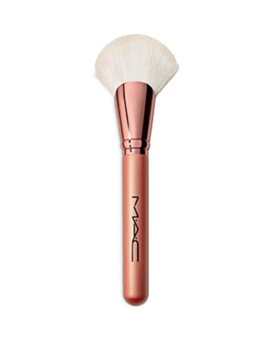 Pensulă pentru bronzer MAC Bronze Fan Brush, 143S