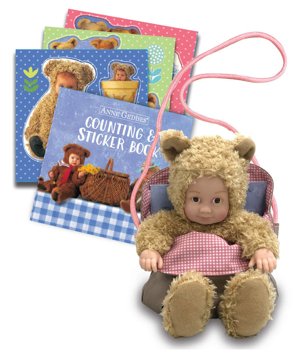 Păpușă Anne Geddes Baby Doll, ursuleț, 23 cm, mini-carte cu stickere, 18+ luni