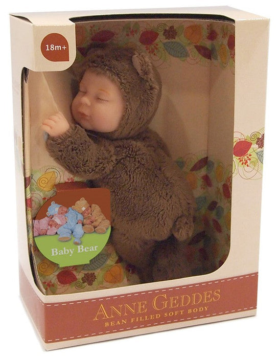 Păpușă Anne Geddes Baby Bear, pui de ursuleț ciocolatiu, 23 cm, 18+ luni