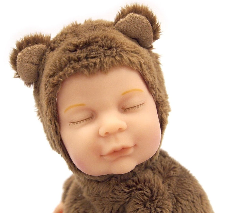 Păpușă Anne Geddes Baby Bear, pui de ursuleț ciocolatiu, 23 cm, 18+ luni