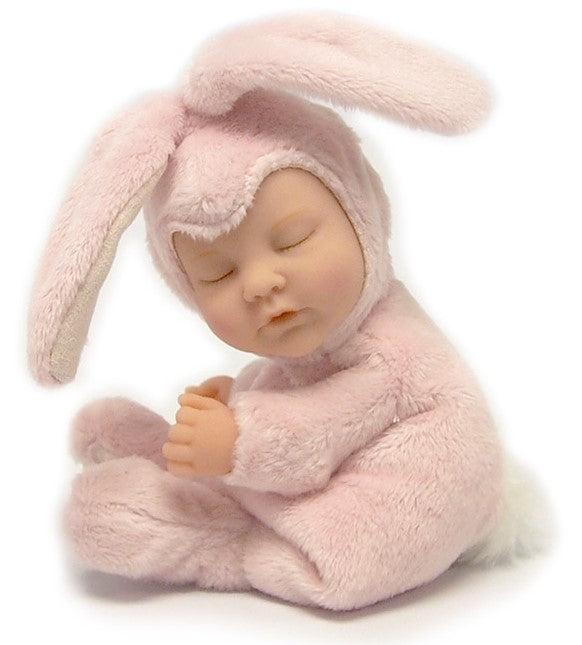 Păpușă Anne Geddes Baby Bunny, pui de iepuraș roz, 23 cm, 18+ luni