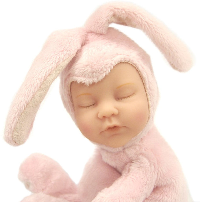 Păpușă Anne Geddes Baby Bunny, pui de iepuraș roz, 23 cm, 18+ luni