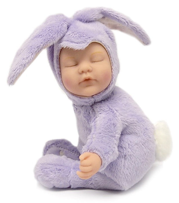 Păpușă Anne Geddes Baby Bunny, 23 cm, mov, 18+ luni