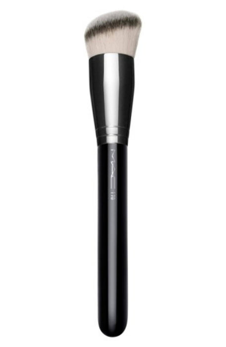 Pensulă pentru fond de ten MAC Synthetic Rounded Slant, cu peri sintetici, formă oblică rotunjită