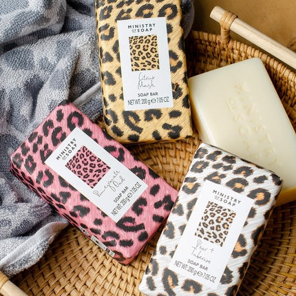 Săpun cu parfum de pară și tuberoasă, Ministry of Soap, design leopard alb-roz, 200g