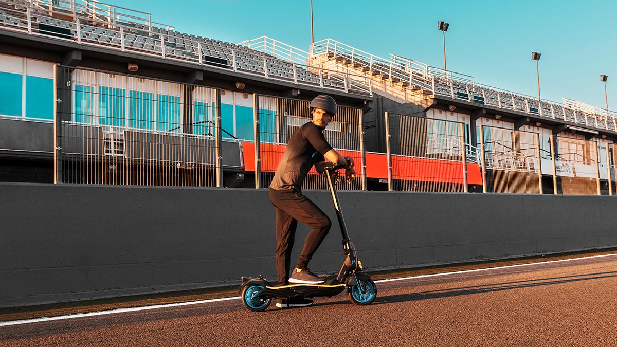 Trotinetă electrică Cecotec Bongo Serie S+ Max Infinity, 750 W, autonomie până la 30 km, roți tubeless de 10 inch
