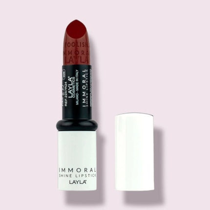Layla Immoral Shine Lipstick 32, ruj mat, culoare roșu intens, ambalaj alb-negru