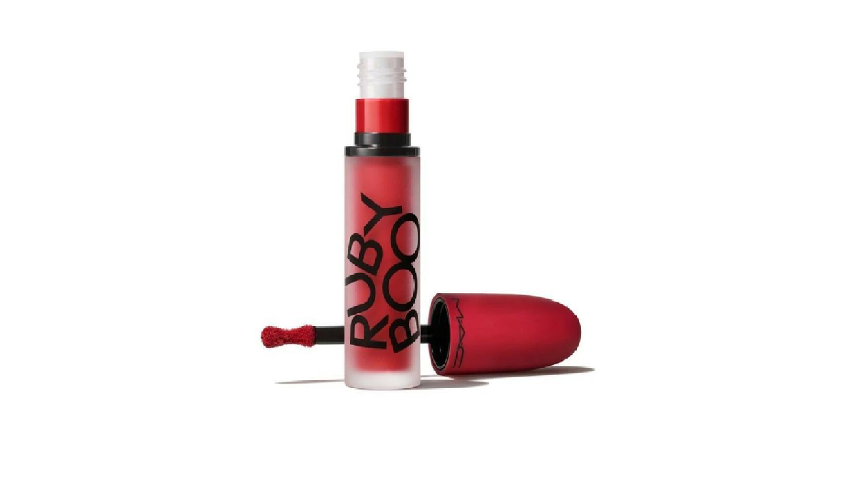 Ruj lichid MAC Powder Kiss, mat, nuanța Ruby Boo Roșu, 5 ml