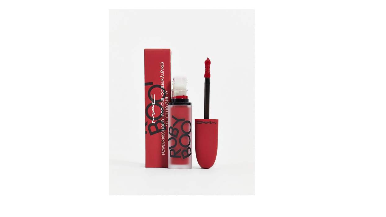 Ruj lichid MAC Powder Kiss, mat, nuanța Ruby Boo Roșu, 5 ml