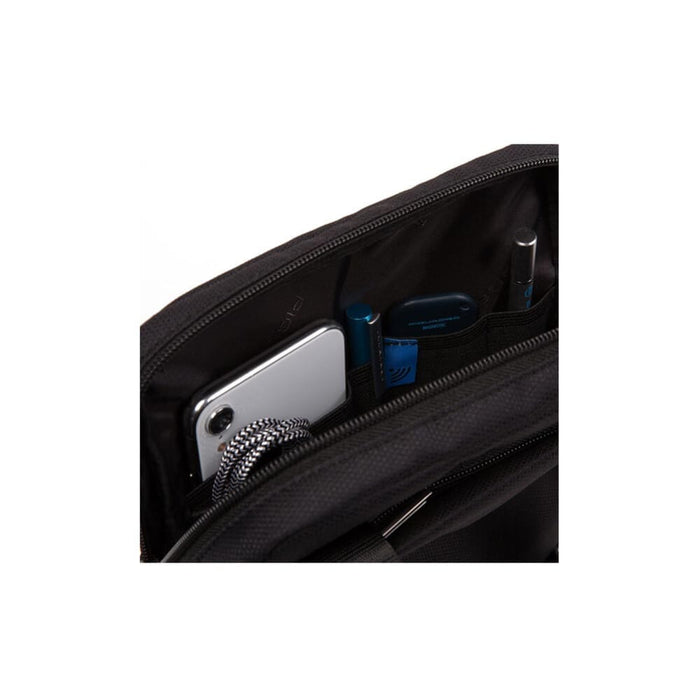 Geantă crossbody Piquadro Trakai, neagră, cu buzunar frontal cu fermoar