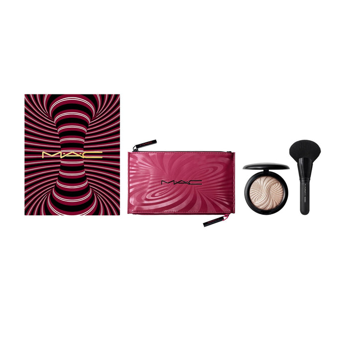 Set iluminator MAC Trick Of The Light Extra Dimension Skinfinish + pensulă 143S + geantă cosmetică, nuanța Magnetic Attraction, 9 g