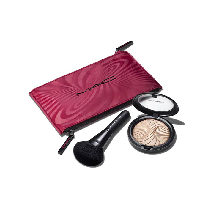 Set iluminator MAC Trick Of The Light Extra Dimension Skinfinish + pensulă 143S + geantă cosmetică, nuanța Magnetic Attraction, 9 g