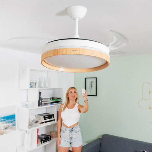 Ventilator plafon cu LED, InnovaGoods, Woteez, lemn, Ø49-104 cm